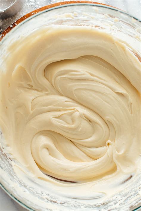 How much fat is in date cream cheese frosting - calories, carbs, nutrition