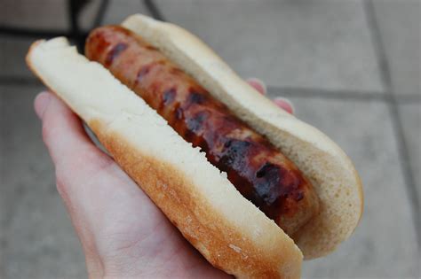 How much fat is in dearborn bratwurst with bun - calories, carbs, nutrition