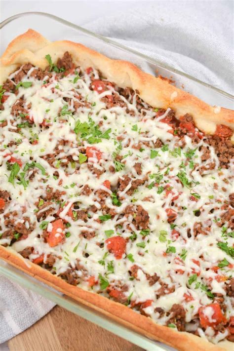 How much fat is in deep dish pizza casserole - calories, carbs, nutrition