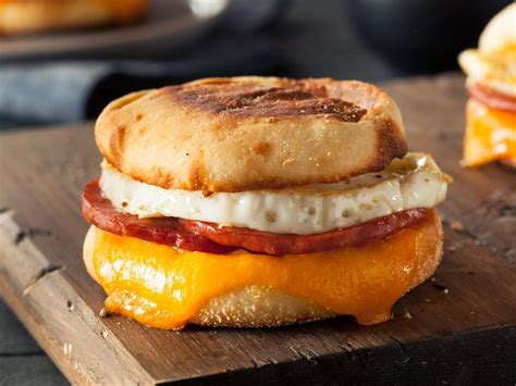 How much fat is in deluxe breakfast sandwich - calories, carbs, nutrition