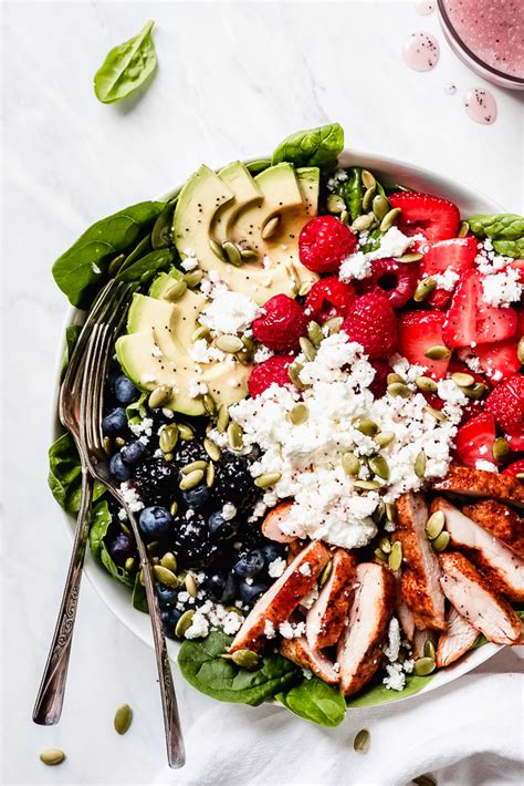How much fat is in dijon chicken and berry spinach salad - calories, carbs, nutrition