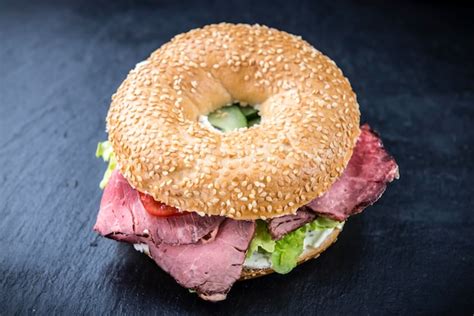 How much fat is in dijon roast beef bagel sandwich - calories, carbs, nutrition