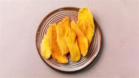 How much fat is in dried mangos - calories, carbs, nutrition