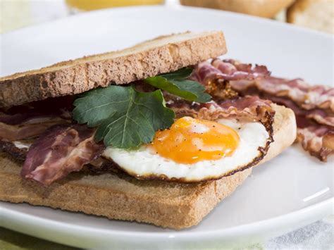 How much fat is in egg and bacon sandwich - wholemeal bread - calories, carbs, nutrition