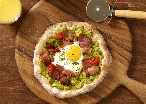 How much fat is in egg avocado and bacon individual pizza - calories, carbs, nutrition