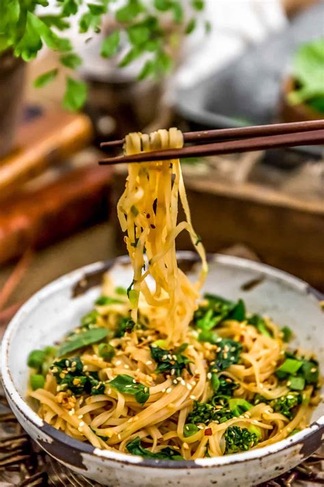 How much fat is in egg noodles served in a sticky garlic & soy sauce - calories, carbs, nutrition