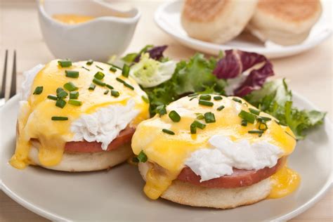 How much fat is in eggs benedict - calories, carbs, nutrition