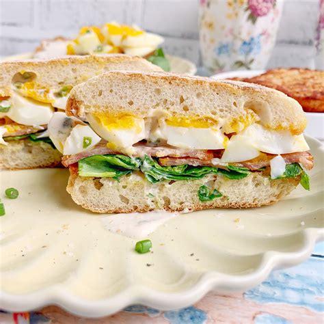 How much fat is in eggs benedict sandwich - calories, carbs, nutrition