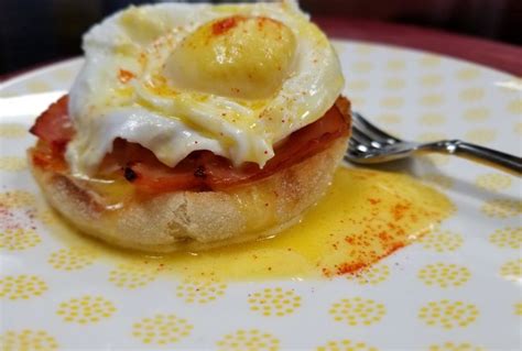 How much fat is in eggs benedict with canadian bacon - calories, carbs, nutrition