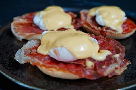 How much fat is in eggs benedict with ham - calories, carbs, nutrition