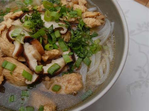 How much fat is in elements - chicken and rice noodle broth bowl - calories, carbs, nutrition