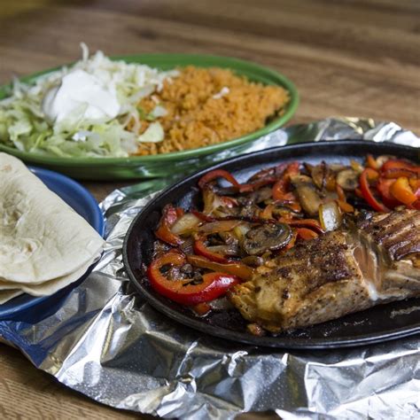 How much fat is in fajita-style salmon - calories, carbs, nutrition