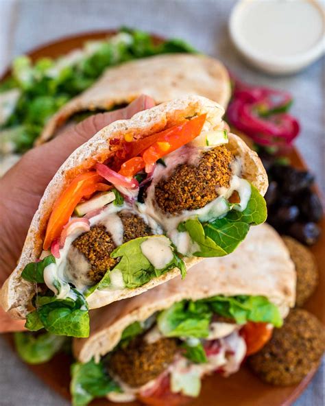 How much fat is in falafel pita sandwich - calories, carbs, nutrition