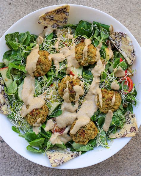 How much fat is in falafel salad - calories, carbs, nutrition