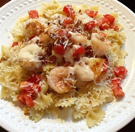 How much fat is in farfalle alfredo with bacon - calories, carbs, nutrition