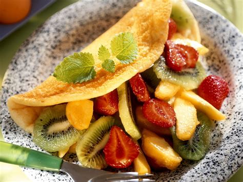 How much fat is in farmhouse omelet with fresh fruit - calories, carbs, nutrition