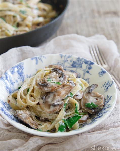 How much fat is in fettucine with mushroom cream sauce (44561.0) - calories, carbs, nutrition