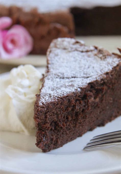 How much fat is in flourless chocolate torte - calories, carbs, nutrition