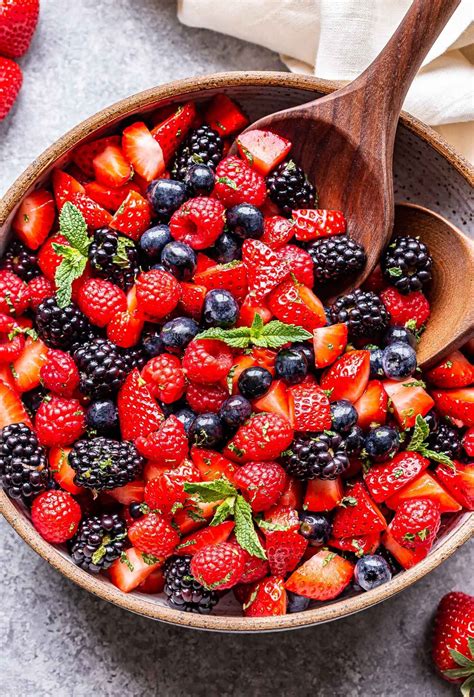 How much fat is in fresh berry salads - calories, carbs, nutrition