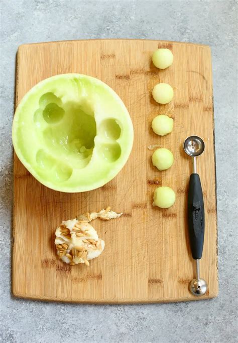 How much fat is in fresh honeydew melon balls - calories, carbs, nutrition