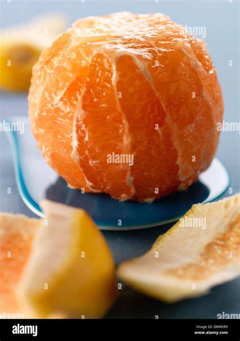 How much fat is in fresh peeled orange (20257.1) - calories, carbs, nutrition