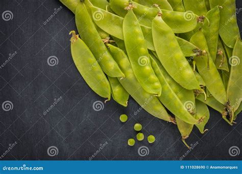 How much fat is in fresh snow pea pods - calories, carbs, nutrition