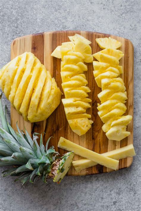 How much fat is in fresh trimmed pineapple - calories, carbs, nutrition