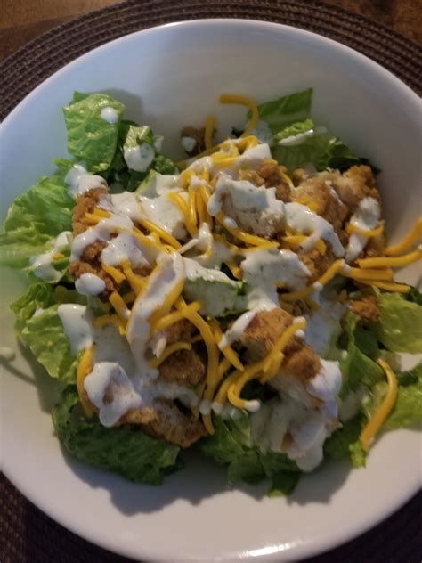 How much fat is in fried chicken salad - calories, carbs, nutrition