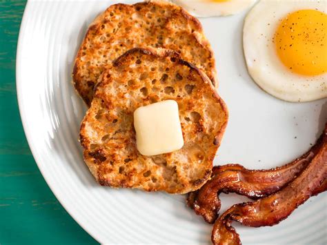 How much fat is in fried egg on english muffin - calories, carbs, nutrition