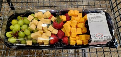 How much fat is in fruit and cheese tray - calories, carbs, nutrition