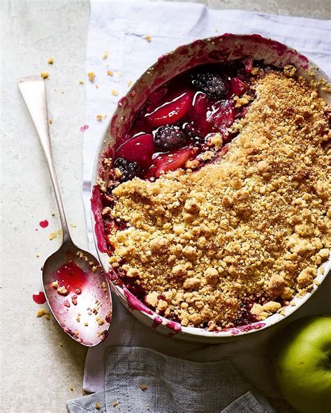 How much fat is in fruit crumble - calories, carbs, nutrition