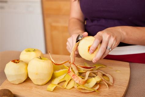 How much fat is in fruit peel - calories, carbs, nutrition