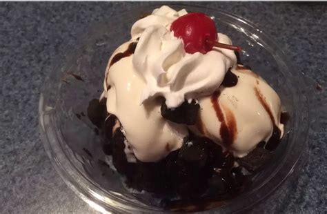 How much fat is in fudge brownie molten cake sundae - calories, carbs, nutrition