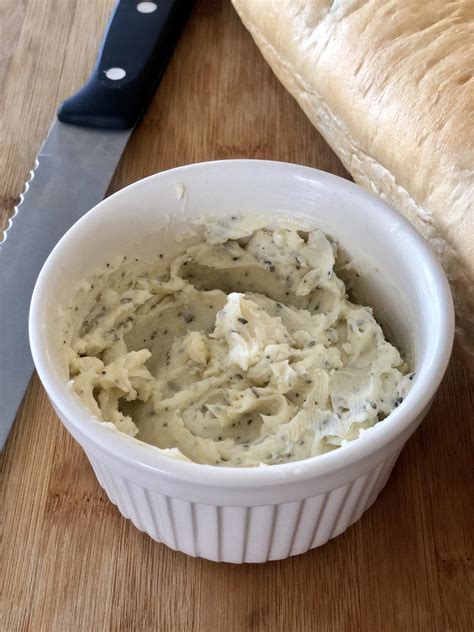 How much fat is in garlic butter spread - calories, carbs, nutrition