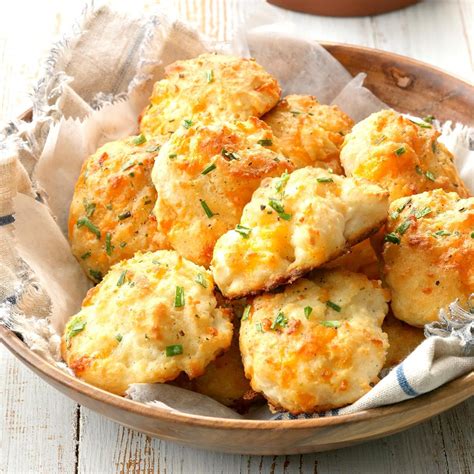 How much fat is in garlic cheese biscuit - calories, carbs, nutrition