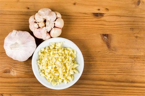 How much fat is in garlic fresh rough chopped 1/2 tsp - calories, carbs, nutrition