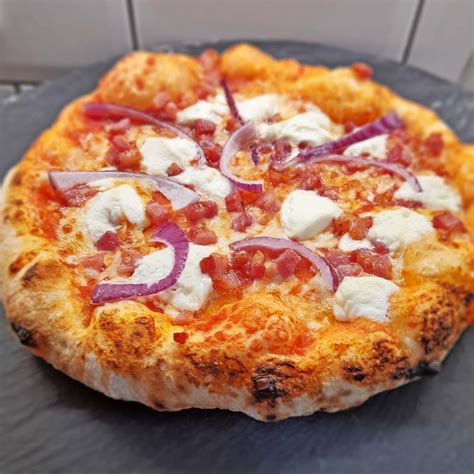 How much fat is in goat cheese pizza - calories, carbs, nutrition