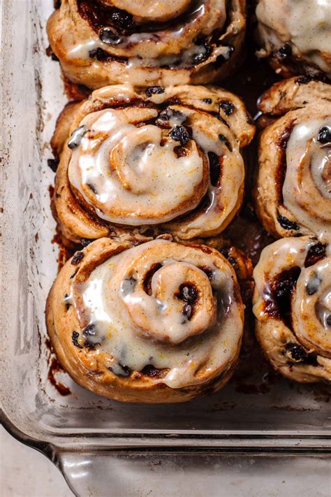 How much fat is in golden raisin cinnamon rolls - calories, carbs, nutrition