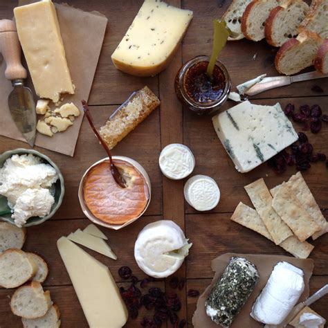 How much fat is in gourmet cheese plate - calories, carbs, nutrition