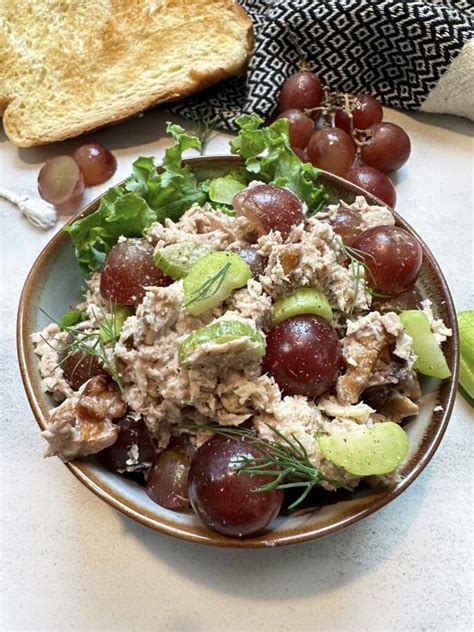 How much fat is in grape and walnut tuna salad baguette - calories, carbs, nutrition