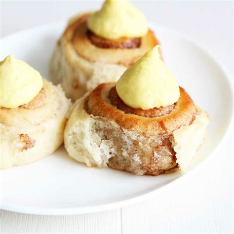 How much fat is in grapefruit cinnamon roll, with frosting - calories, carbs, nutrition