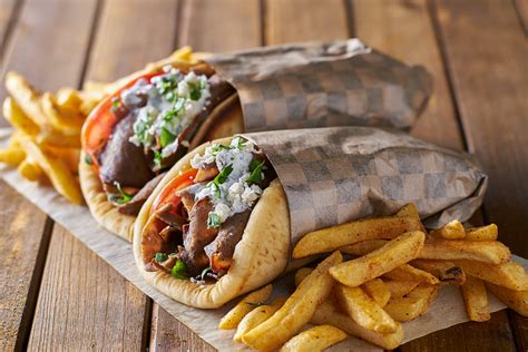 How much fat is in greek gyro - calories, carbs, nutrition