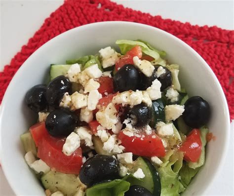 How much fat is in greek salad 9 oz - calories, carbs, nutrition