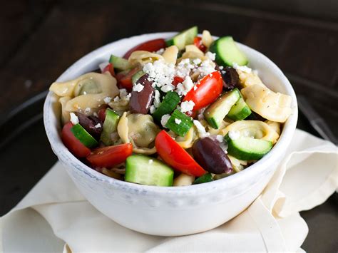 How much fat is in greek tortellini salad - calories, carbs, nutrition