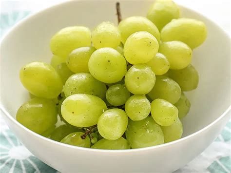 How much fat is in green grapes - calories, carbs, nutrition