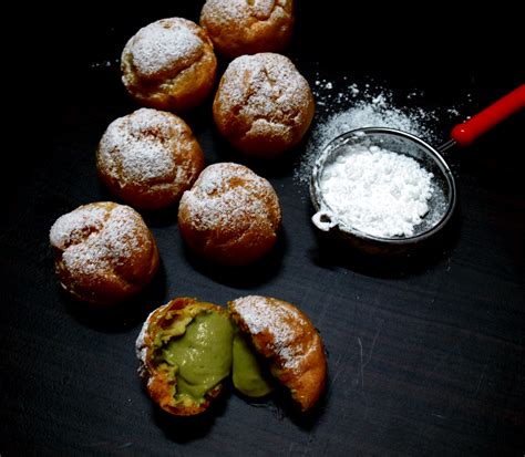 How much fat is in green tea pastry roll - calories, carbs, nutrition