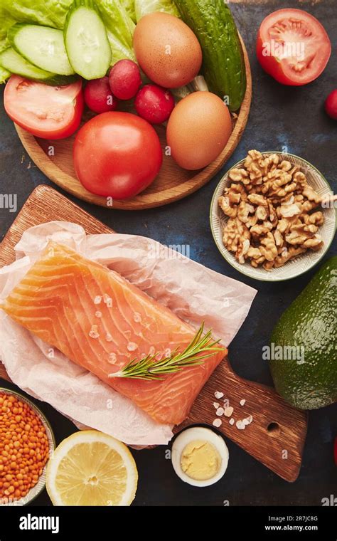 How much fat is in greens with salmon and walnuts (11469.3) - calories, carbs, nutrition