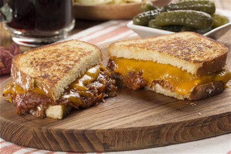 How much fat is in grilled bbq pulled pork mac cheese sandwich - calories, carbs, nutrition