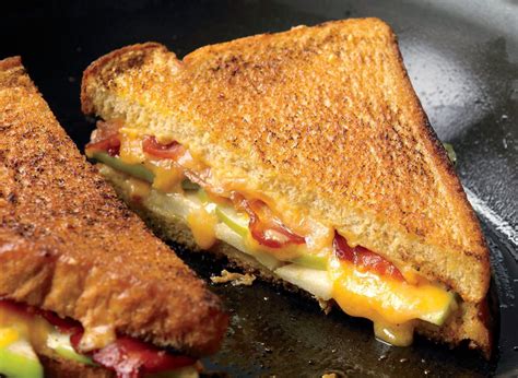 How much fat is in grilled cheese with apples and bacon - calories, carbs, nutrition