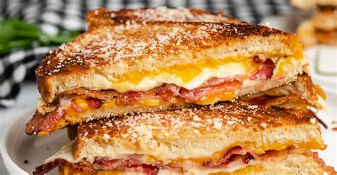 How much fat is in grilled cheese with bacon on whole wheat - calories, carbs, nutrition